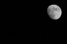 How to get great moon pictures using your camera handheld