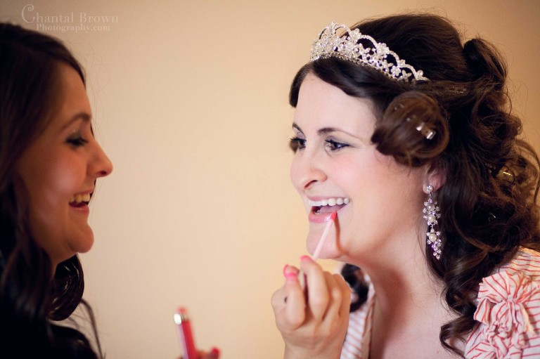 bride getting ready putting on lipsticks