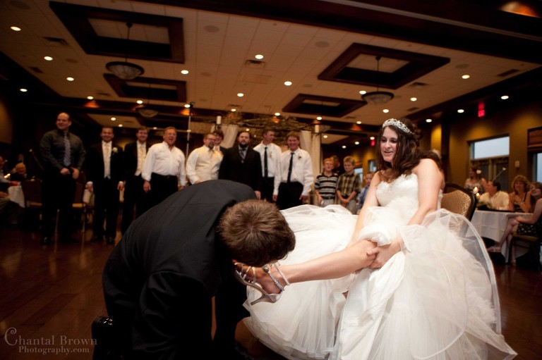 wedding garter toss2
