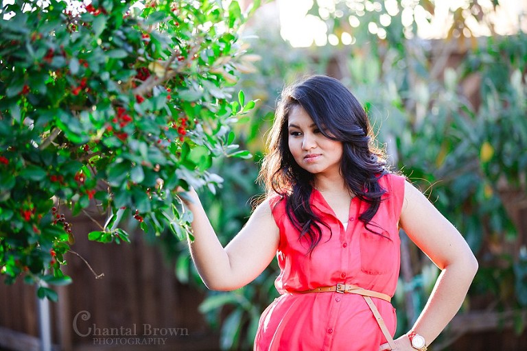 richardson senior portraits picking red berries
