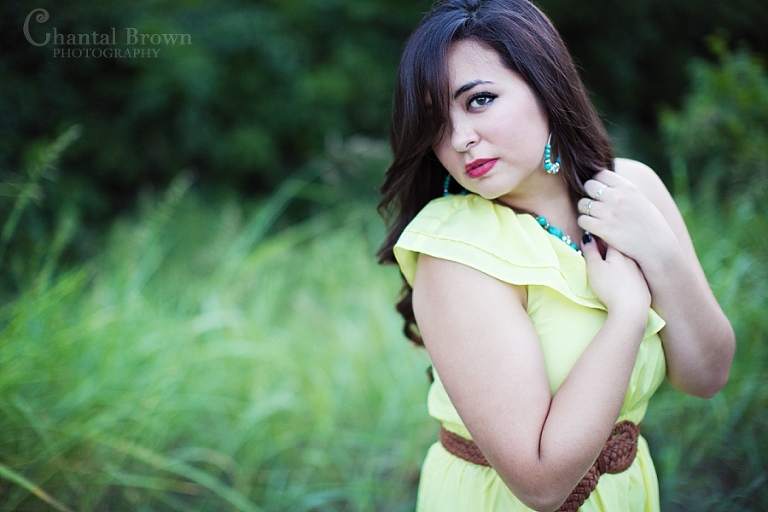 plano portrait photographer gorgeous high school girl smiling in beautiful field in the grass